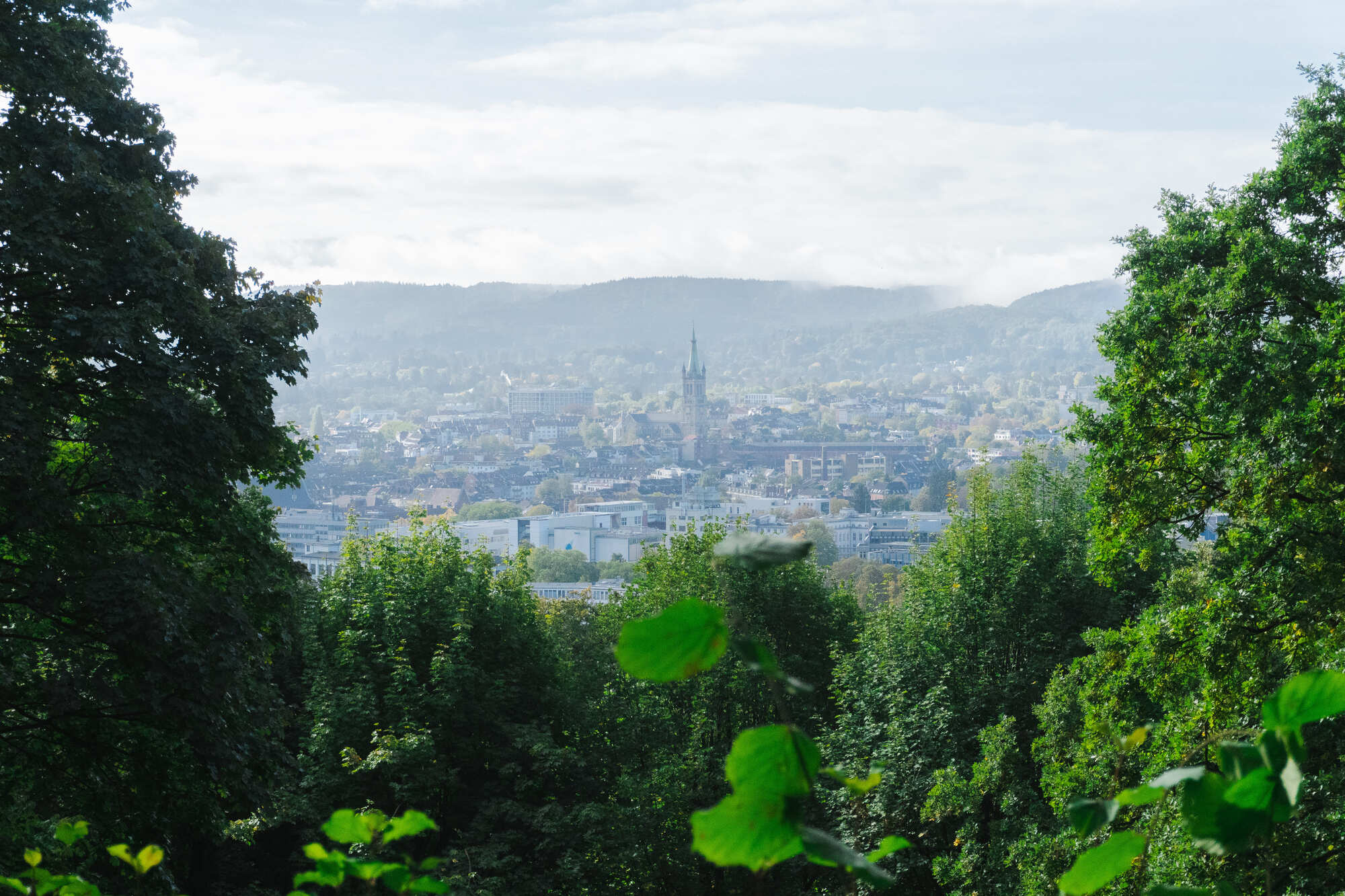 Blick auf Aachen mit Dom und umliegender Landschaft