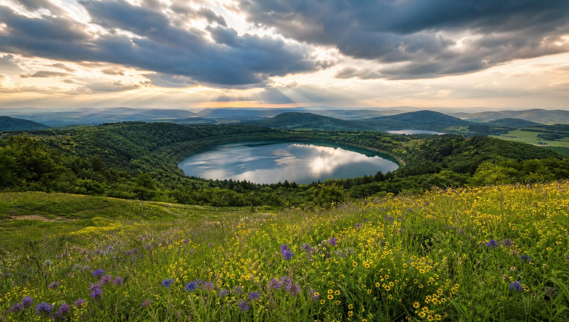 Weite Landschaft der Eifel mit Seen und Wäldern