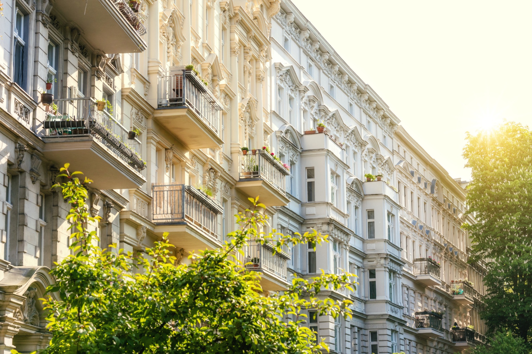 Klassisches Altbau-Mehrfamilienhaus im warmen Sonnenlicht